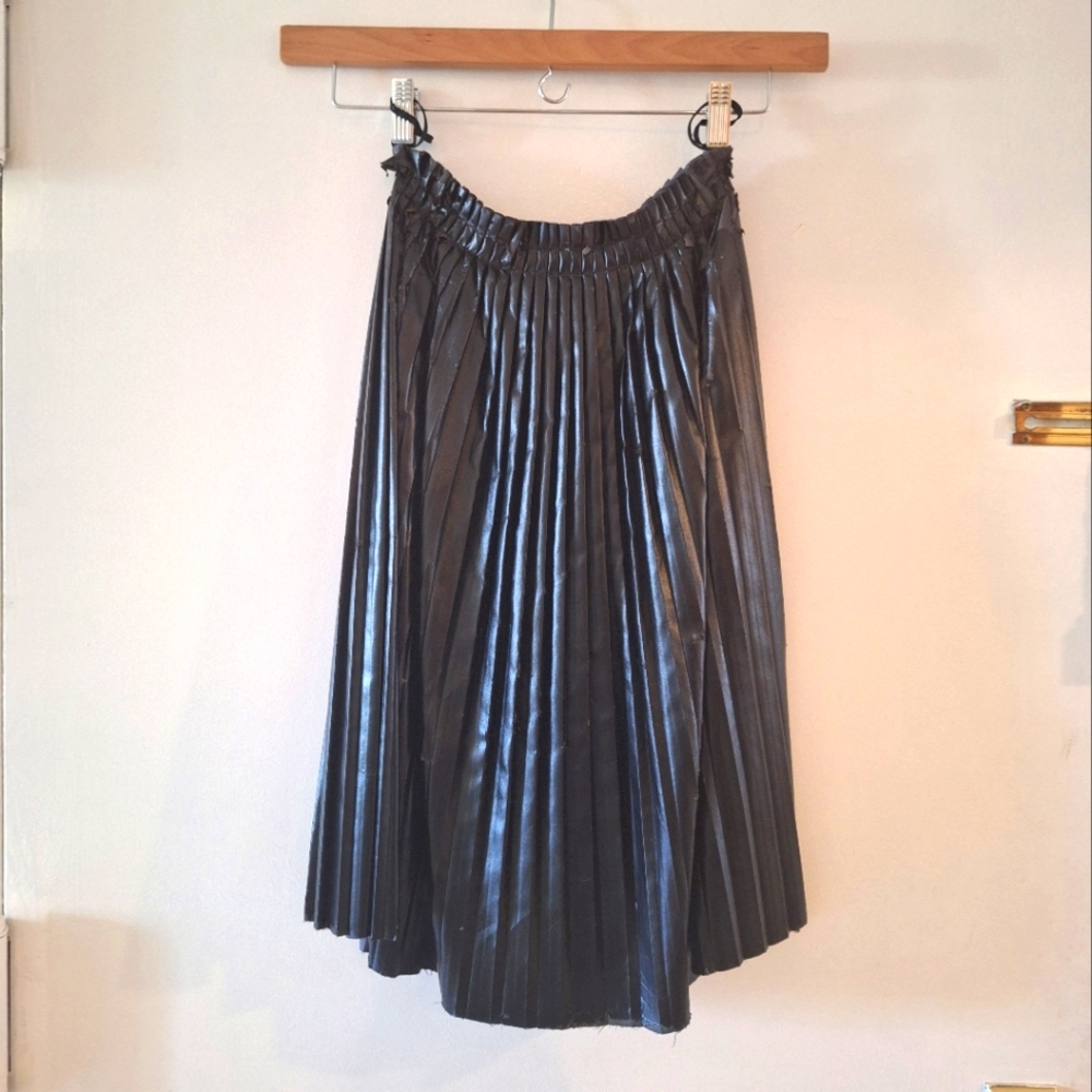Pleated skirt. Imitation leather fabric (MADE IN ITALY) - Size IT38 (US 4)